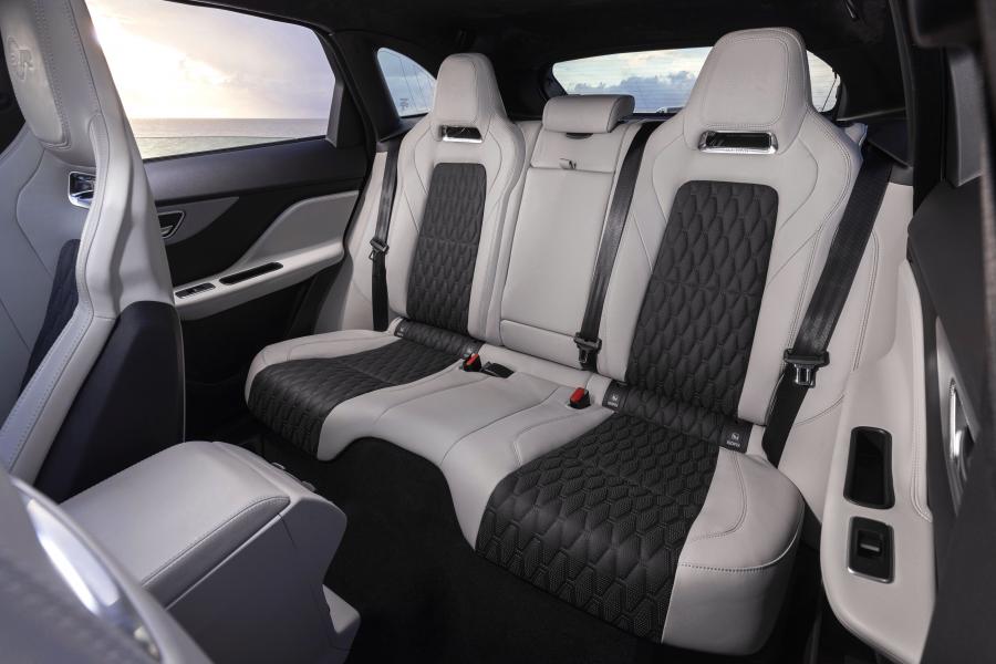 Интерьер Jaguar F-Pace SVR 2019 года  (AU) (фото 3 из 40)